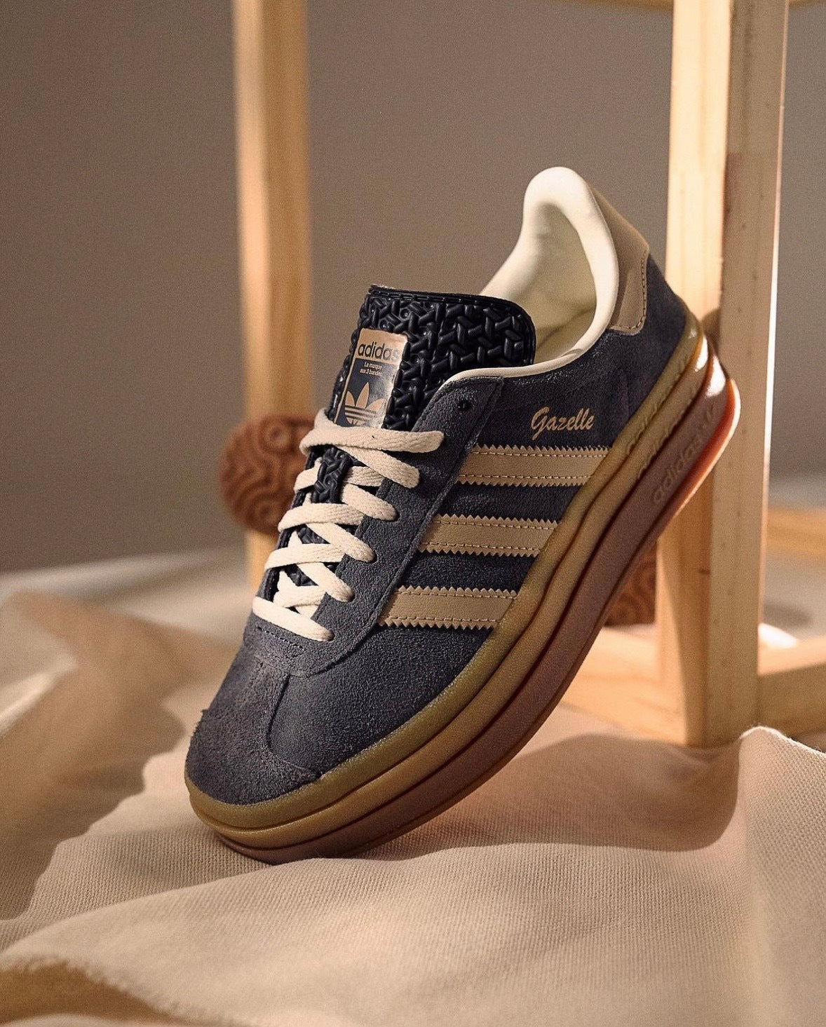 Ad*s gazelle bold grey magic beige gum (w)