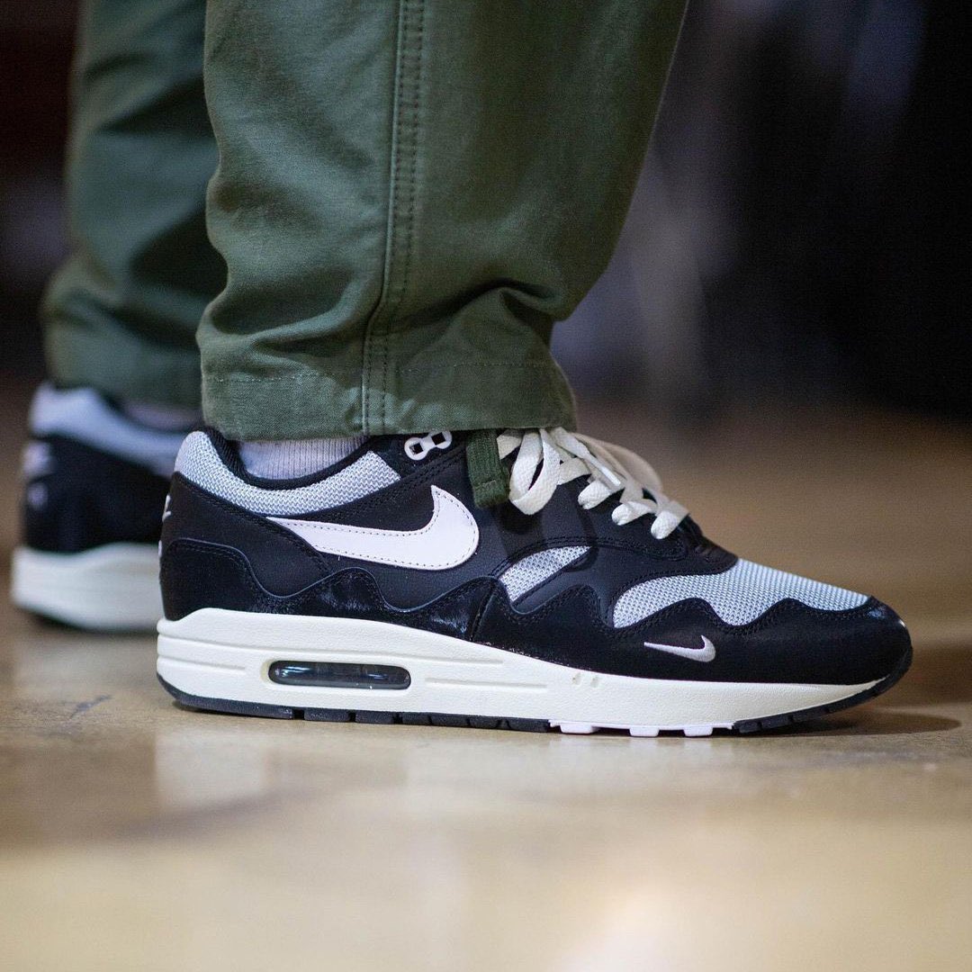 Nike air max 1 black and white on feet hotsell