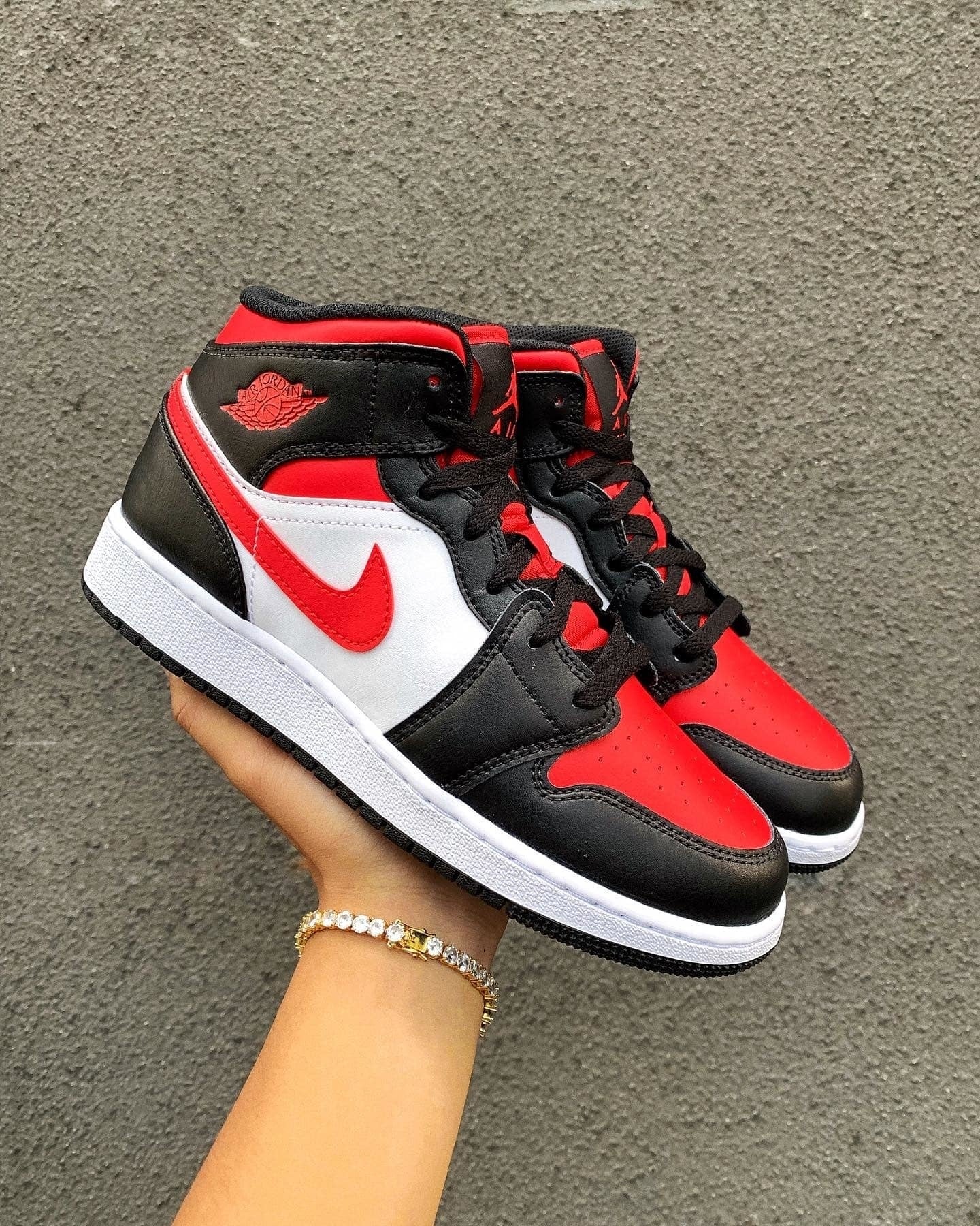 Air Jordan 1 Mid Alternate 'Bred Toe (GS)'