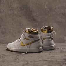 Jordan 1 High OG Metallic Gold (W)