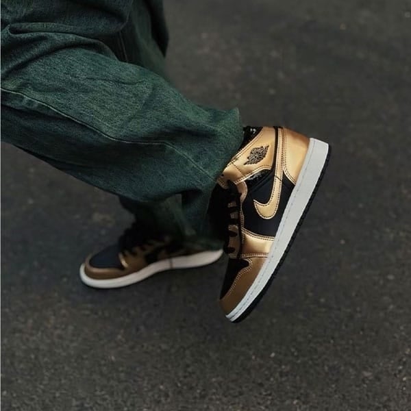 Air jordan 1 gold and black on sale