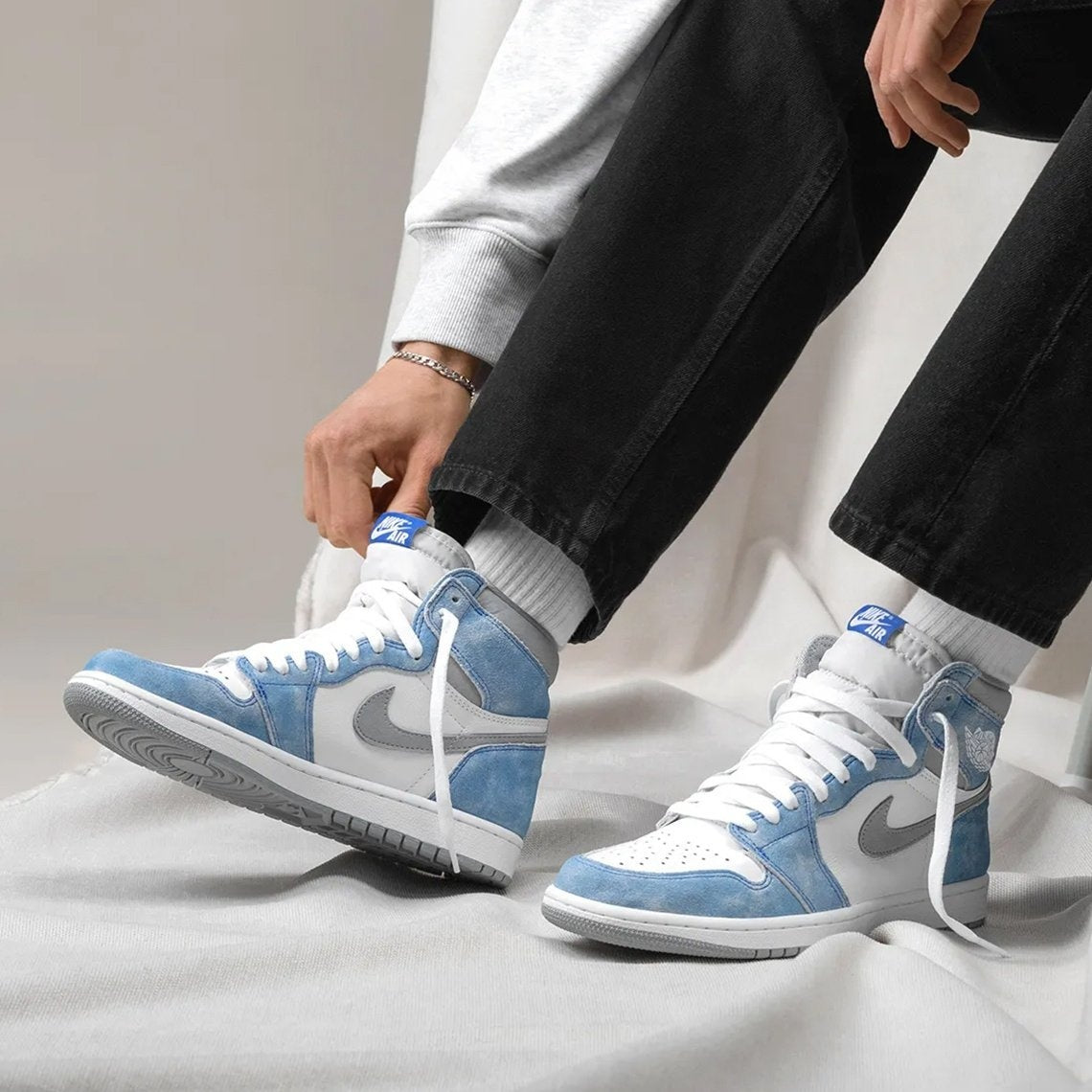 Jordan 1 Retro High OG Hyper Royal