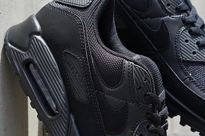 All black nike air maxs deals